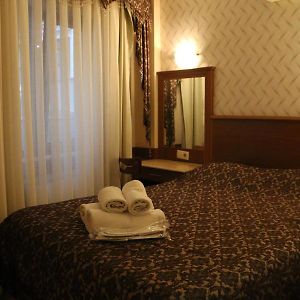 Kleine Kamer met een King Size Bed